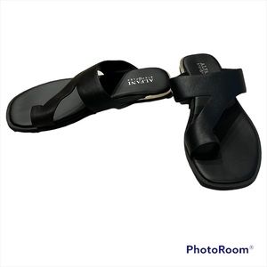 NWOT Alfani Black Freddee Toe Ring Flat Sandals